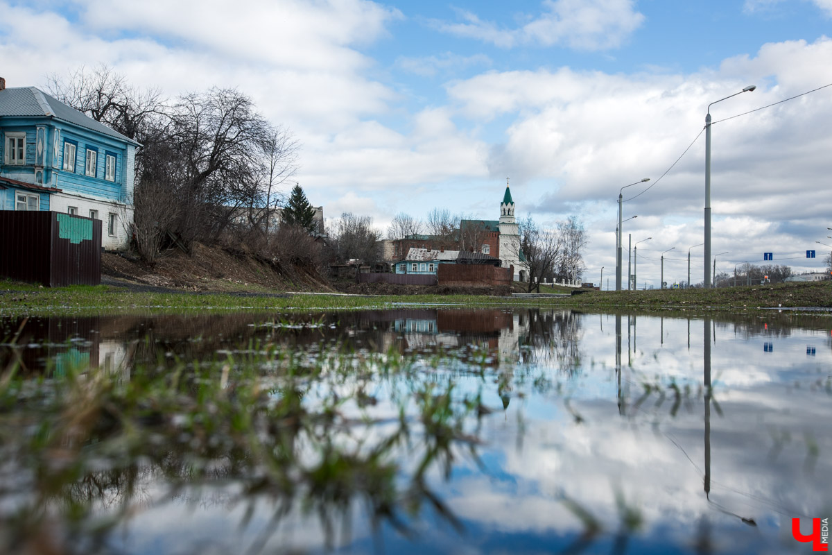 1913 год ознаменовался для владимирцев двумя важными событиями, связанными с царствующей семьей. 13 мая город посетил император Николай II. А 9 октября был заложен первый камень будущей больницы «в честь 300-летия Царствующего Дома Романовых». Той самой, которую горожане называют «Красным Крестом». Почему именно так? Чтобы получить ответ, придется углубиться в историю.