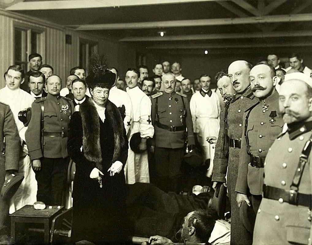 1913 год ознаменовался для владимирцев двумя важными событиями, связанными с царствующей семьей. 13 мая город посетил император Николай II. А 9 октября был заложен первый камень будущей больницы «в честь 300-летия Царствующего Дома Романовых». Той самой, которую горожане называют «Красным Крестом». Почему именно так? Чтобы получить ответ, придется углубиться в историю.