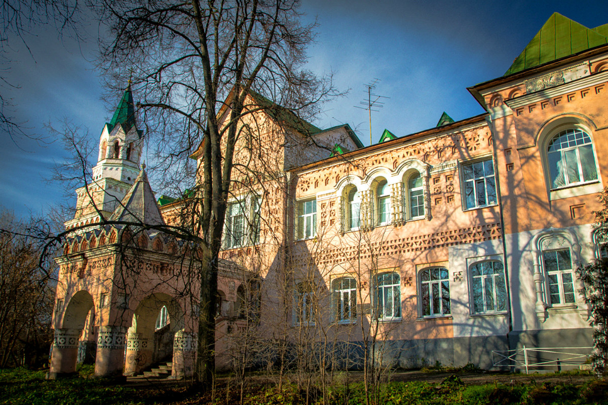 1913 год ознаменовался для владимирцев двумя важными событиями, связанными с царствующей семьей. 13 мая город посетил император Николай II. А 9 октября был заложен первый камень будущей больницы «в честь 300-летия Царствующего Дома Романовых». Той самой, которую горожане называют «Красным Крестом». Почему именно так? Чтобы получить ответ, придется углубиться в историю.