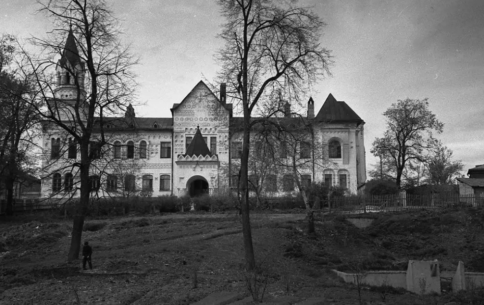 1913 год ознаменовался для владимирцев двумя важными событиями, связанными с царствующей семьей. 13 мая город посетил император Николай II. А 9 октября был заложен первый камень будущей больницы «в честь 300-летия Царствующего Дома Романовых». Той самой, которую горожане называют «Красным Крестом». Почему именно так? Чтобы получить ответ, придется углубиться в историю.