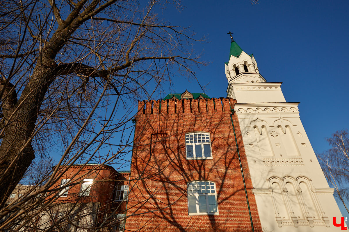 1913 год ознаменовался для владимирцев двумя важными событиями, связанными с царствующей семьей. 13 мая город посетил император Николай II. А 9 октября был заложен первый камень будущей больницы «в честь 300-летия Царствующего Дома Романовых». Той самой, которую горожане называют «Красным Крестом». Почему именно так? Чтобы получить ответ, придется углубиться в историю.