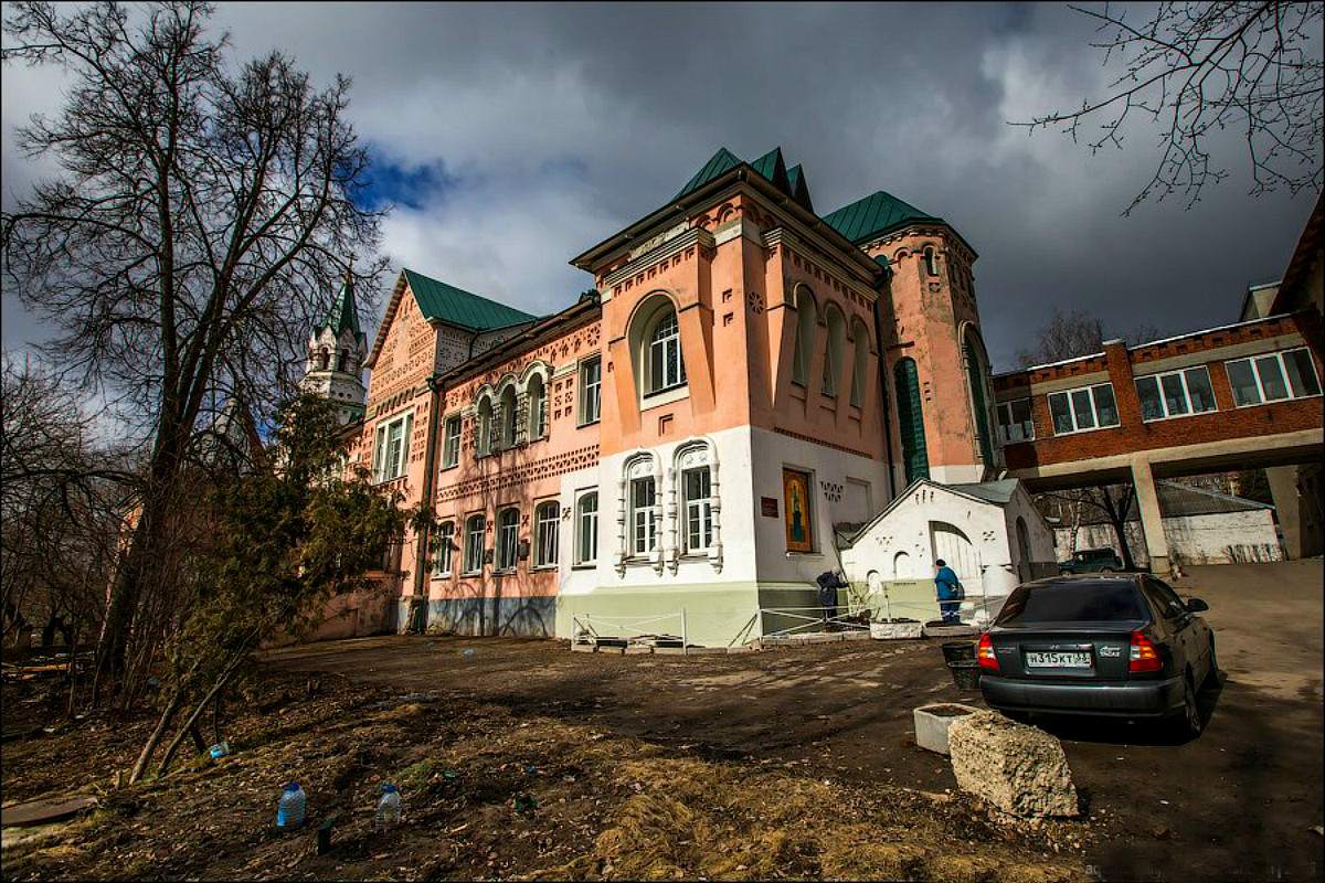 1913 год ознаменовался для владимирцев двумя важными событиями, связанными с царствующей семьей. 13 мая город посетил император Николай II. А 9 октября был заложен первый камень будущей больницы «в честь 300-летия Царствующего Дома Романовых». Той самой, которую горожане называют «Красным Крестом». Почему именно так? Чтобы получить ответ, придется углубиться в историю.