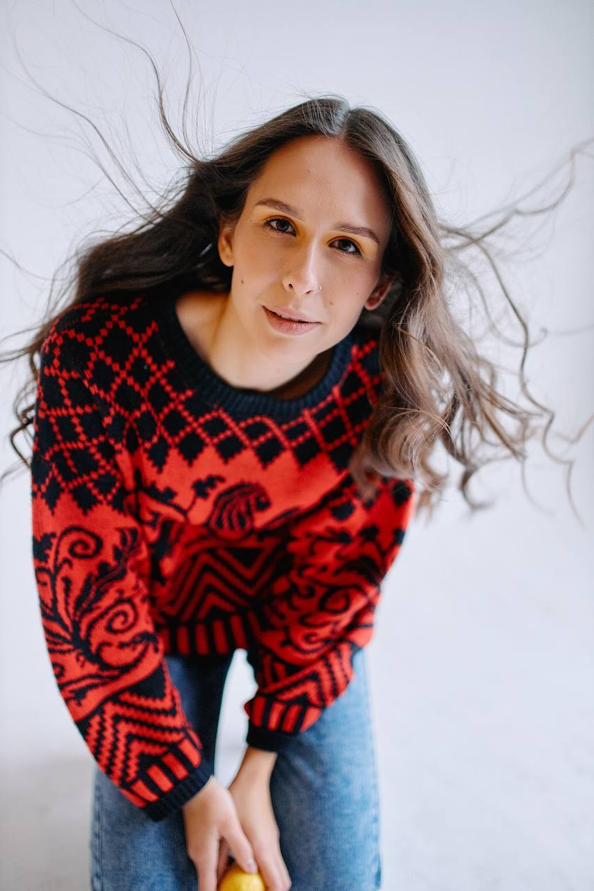 Во Владимире живет молодая и красивая няня, которая к тому же активно развивает свой блог в интернете. За качество услуг Александры Степановой отвечать мы не можем, а вот заглянуть на личную страницу девушки, которая воспитывает чужих детей, нам вполне под силу.