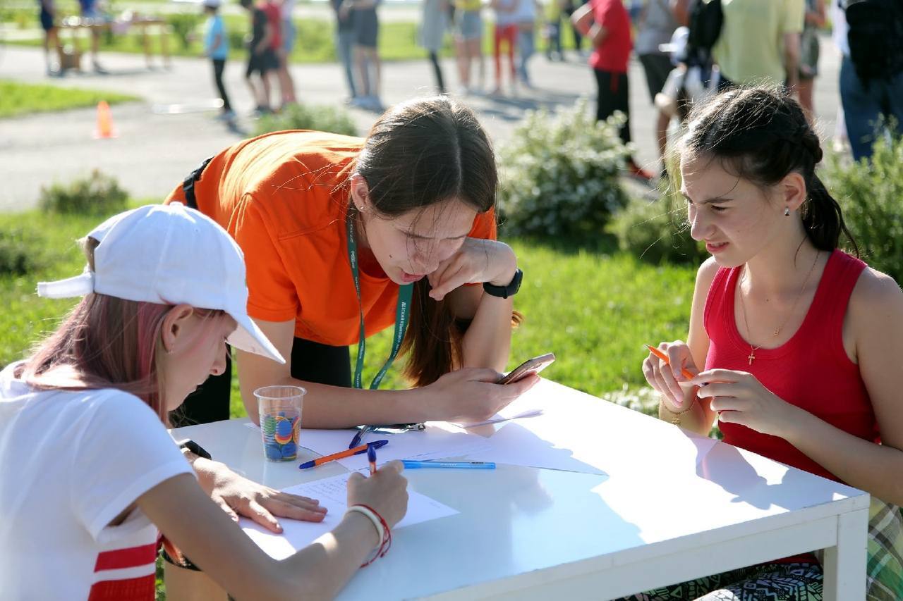 Во Владимире живет молодая и красивая няня, которая к тому же активно развивает свой блог в интернете. За качество услуг Александры Степановой отвечать мы не можем, а вот заглянуть на личную страницу девушки, которая воспитывает чужих детей, нам вполне под силу.