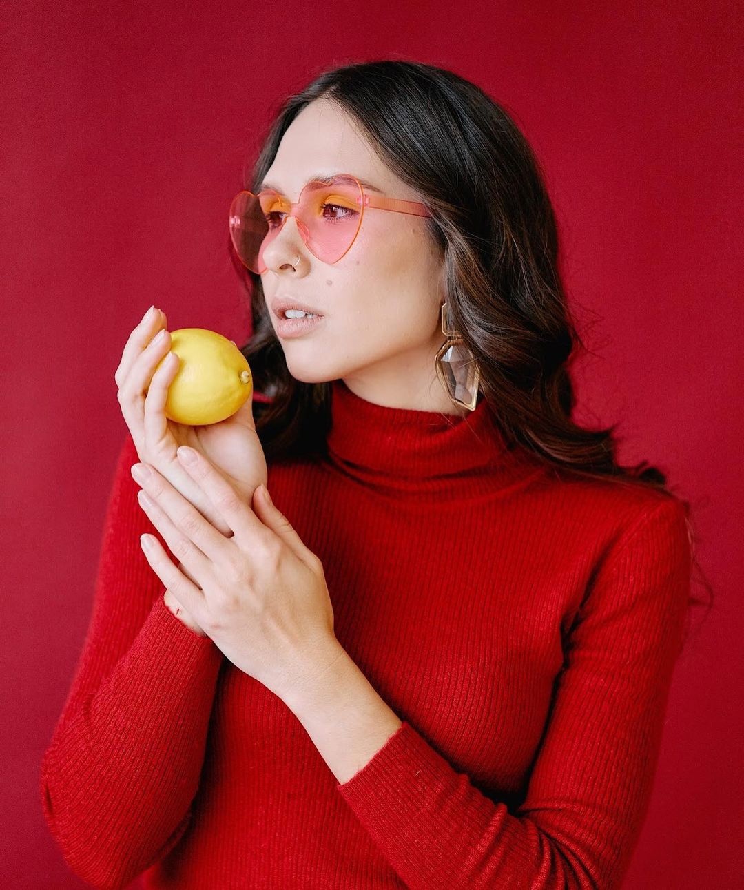 Во Владимире живет молодая и красивая няня, которая к тому же активно развивает свой блог в интернете. За качество услуг Александры Степановой отвечать мы не можем, а вот заглянуть на личную страницу девушки, которая воспитывает чужих детей, нам вполне под силу.