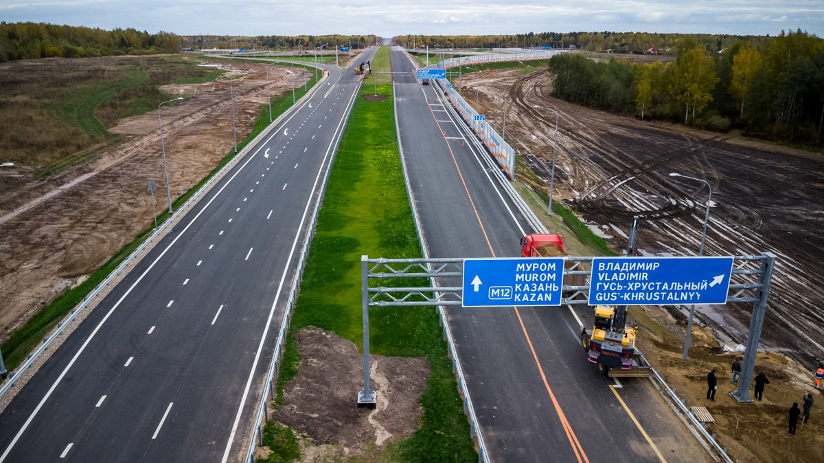 Жители Владимира смогут воспользоваться первой частью дублера Южного обхода областного центра уже на этой неделе. Дорогу откроют 14 октября, в пятницу. Пока же есть возможность полюбоваться развязкой на фото, сделанных с коптера. 