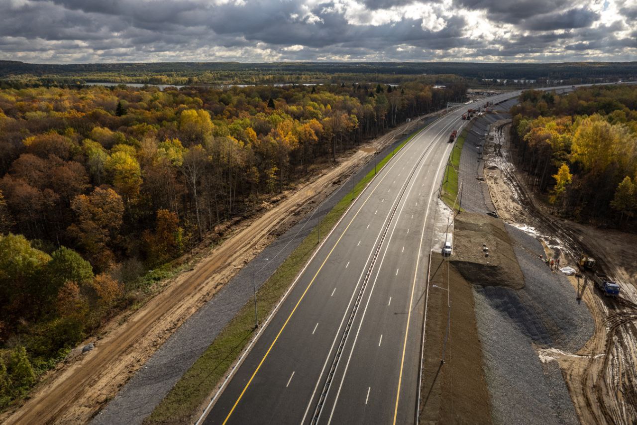 Жители Владимира смогут воспользоваться первой частью дублера Южного обхода областного центра уже на этой неделе. Дорогу откроют 14 октября, в пятницу. Пока же есть возможность полюбоваться развязкой на фото, сделанных с коптера. 