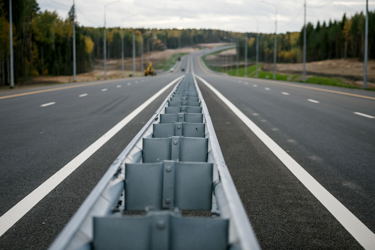 Жители Владимира смогут воспользоваться первой частью дублера Южного обхода областного центра уже на этой неделе. Дорогу откроют 14 октября, в пятницу. Пока же есть возможность полюбоваться развязкой на фото, сделанных с коптера. 