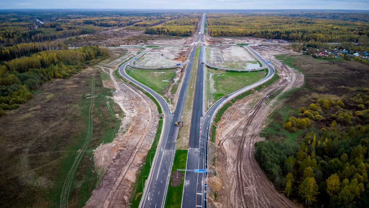 Жители Владимира смогут воспользоваться первой частью дублера Южного обхода областного центра уже на этой неделе. Дорогу откроют 14 октября, в пятницу. Пока же есть возможность полюбоваться развязкой на фото, сделанных с коптера. 