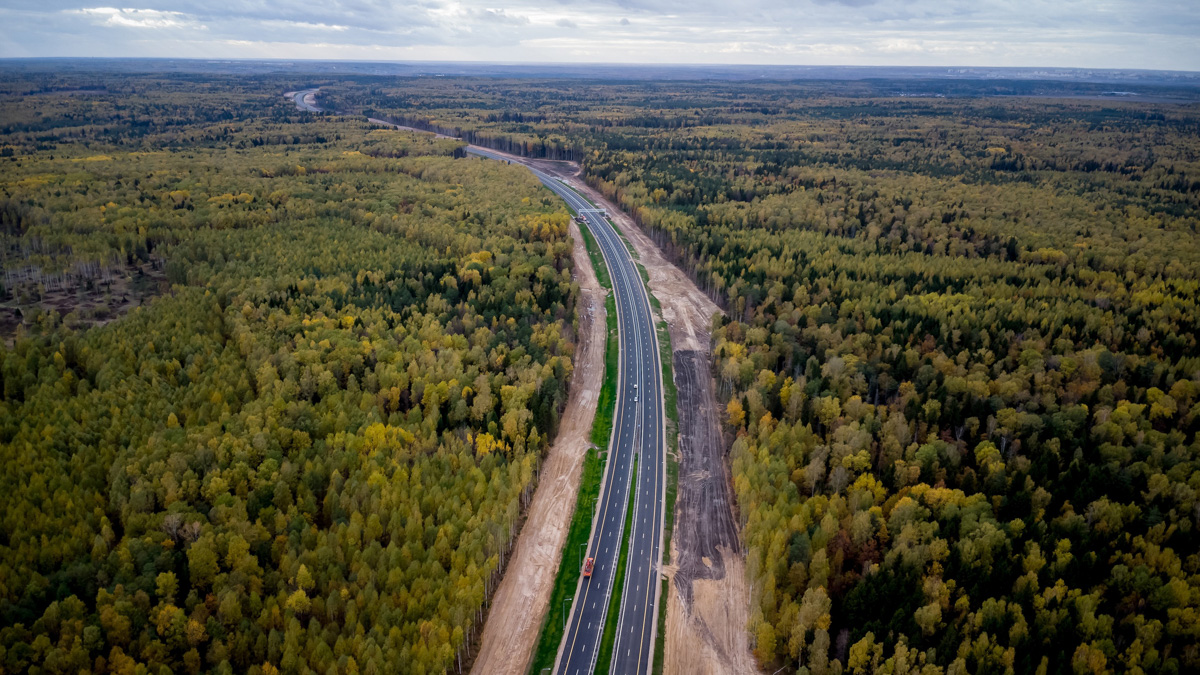 Жители Владимира смогут воспользоваться первой частью дублера Южного обхода областного центра уже на этой неделе. Дорогу откроют 14 октября, в пятницу. Пока же есть возможность полюбоваться развязкой на фото, сделанных с коптера. 
