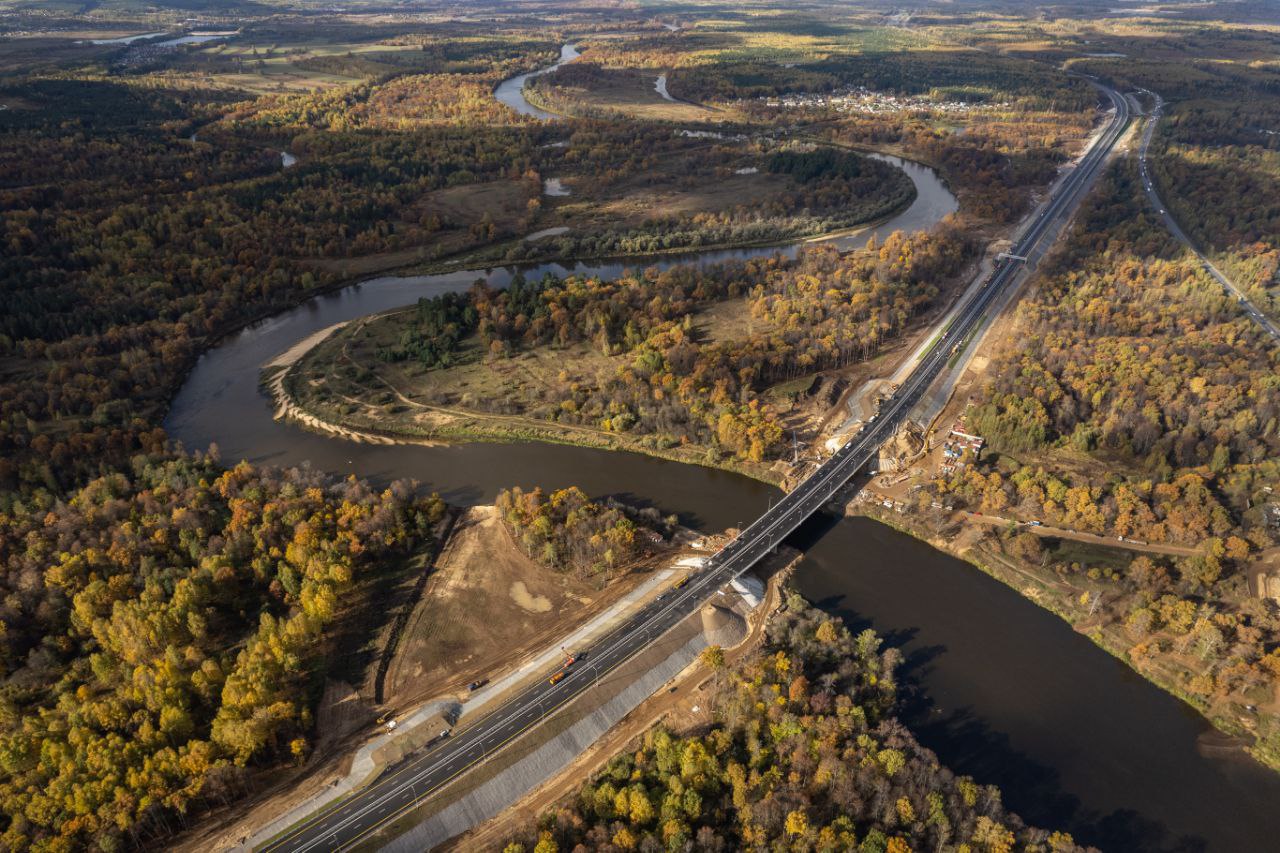 Жители Владимира смогут воспользоваться первой частью дублера Южного обхода областного центра уже на этой неделе. Дорогу откроют 14 октября, в пятницу. Пока же есть возможность полюбоваться развязкой на фото, сделанных с коптера. 