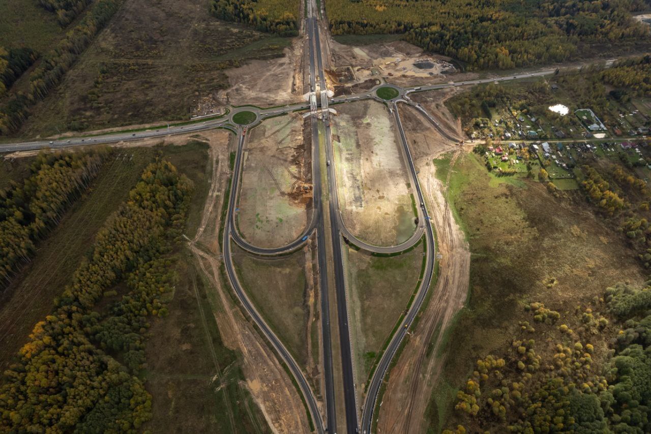 Жители Владимира смогут воспользоваться первой частью дублера Южного обхода областного центра уже на этой неделе. Дорогу откроют 14 октября, в пятницу. Пока же есть возможность полюбоваться развязкой на фото, сделанных с коптера. 