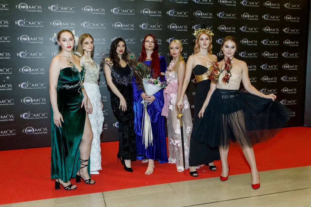Несколько дней назад в Москве завершился фестиваль Cosmos Fashion Week, на котором прошел показ украшений дизайнера аксессуаров из Владимира Евгении Хреновой. И он буквально превратился в театральную постановку!