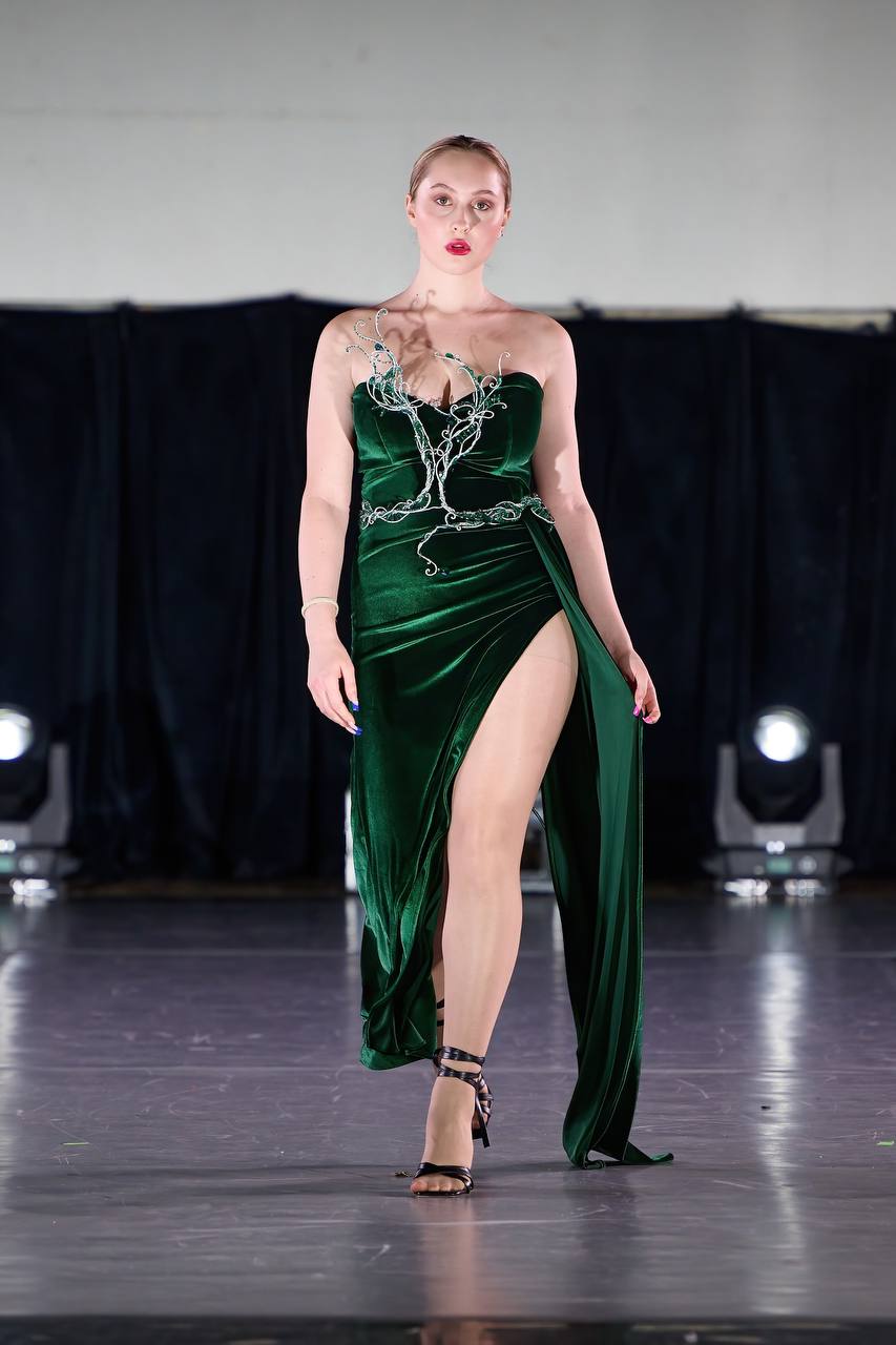 Несколько дней назад в Москве завершился фестиваль Cosmos Fashion Week, на котором прошел показ украшений дизайнера аксессуаров из Владимира Евгении Хреновой. И он буквально превратился в театральную постановку!