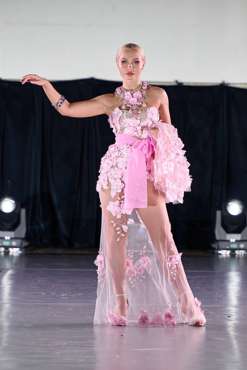 Несколько дней назад в Москве завершился фестиваль Cosmos Fashion Week, на котором прошел показ украшений дизайнера аксессуаров из Владимира Евгении Хреновой. И он буквально превратился в театральную постановку!