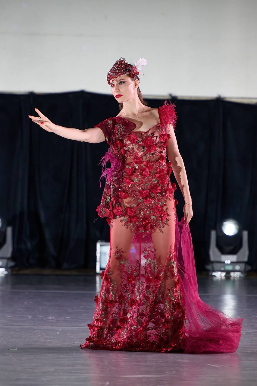 Несколько дней назад в Москве завершился фестиваль Cosmos Fashion Week, на котором прошел показ украшений дизайнера аксессуаров из Владимира Евгении Хреновой. И он буквально превратился в театральную постановку!