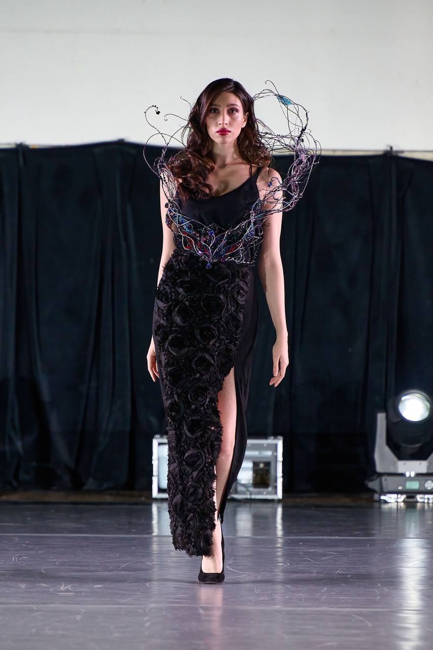 Несколько дней назад в Москве завершился фестиваль Cosmos Fashion Week, на котором прошел показ украшений дизайнера аксессуаров из Владимира Евгении Хреновой. И он буквально превратился в театральную постановку!