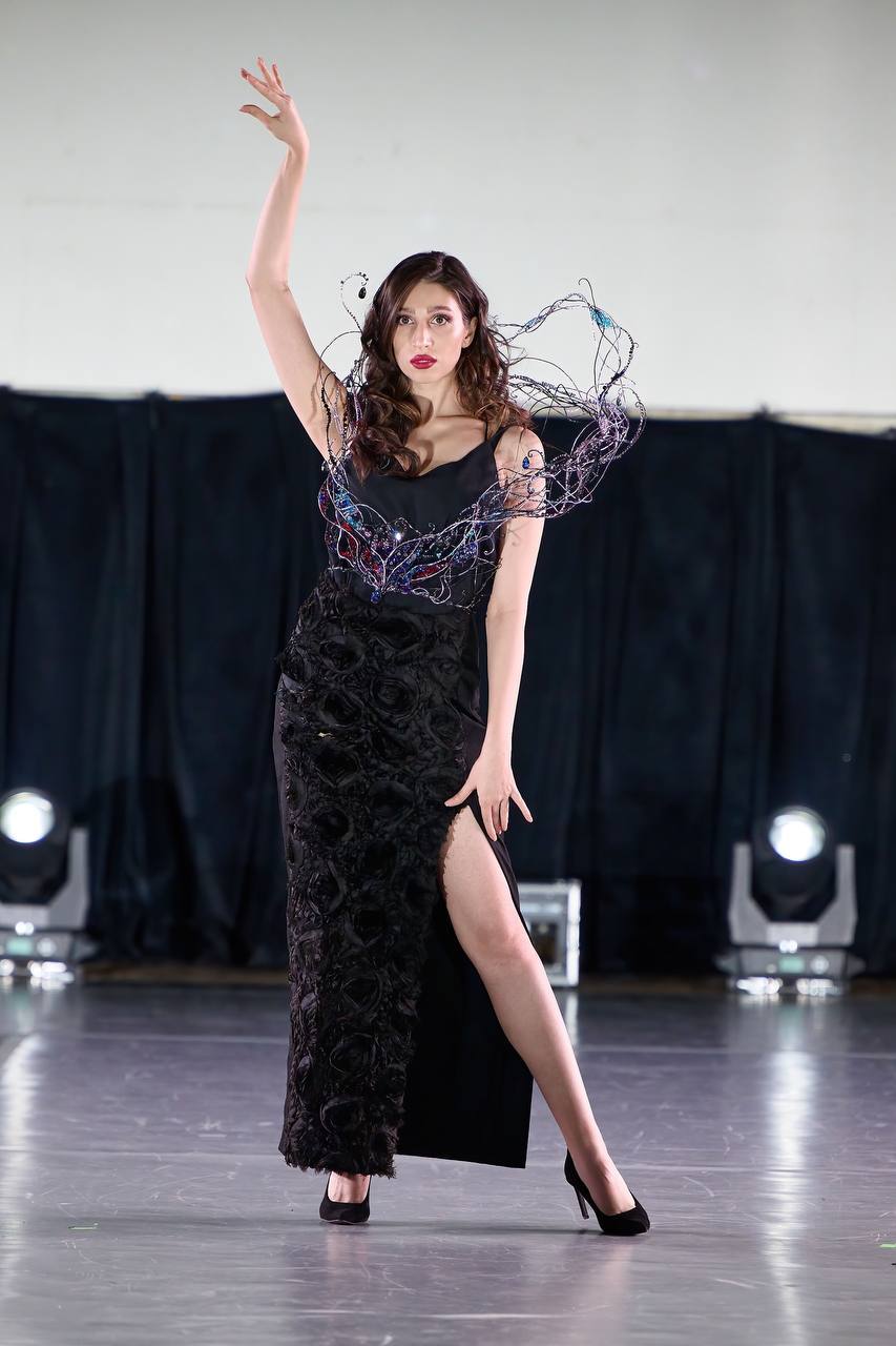 Несколько дней назад в Москве завершился фестиваль Cosmos Fashion Week, на котором прошел показ украшений дизайнера аксессуаров из Владимира Евгении Хреновой. И он буквально превратился в театральную постановку!