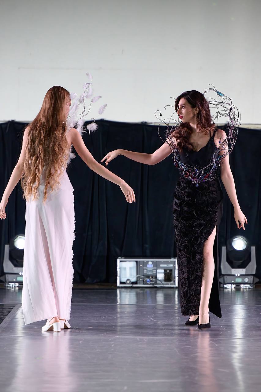 Несколько дней назад в Москве завершился фестиваль Cosmos Fashion Week, на котором прошел показ украшений дизайнера аксессуаров из Владимира Евгении Хреновой. И он буквально превратился в театральную постановку!