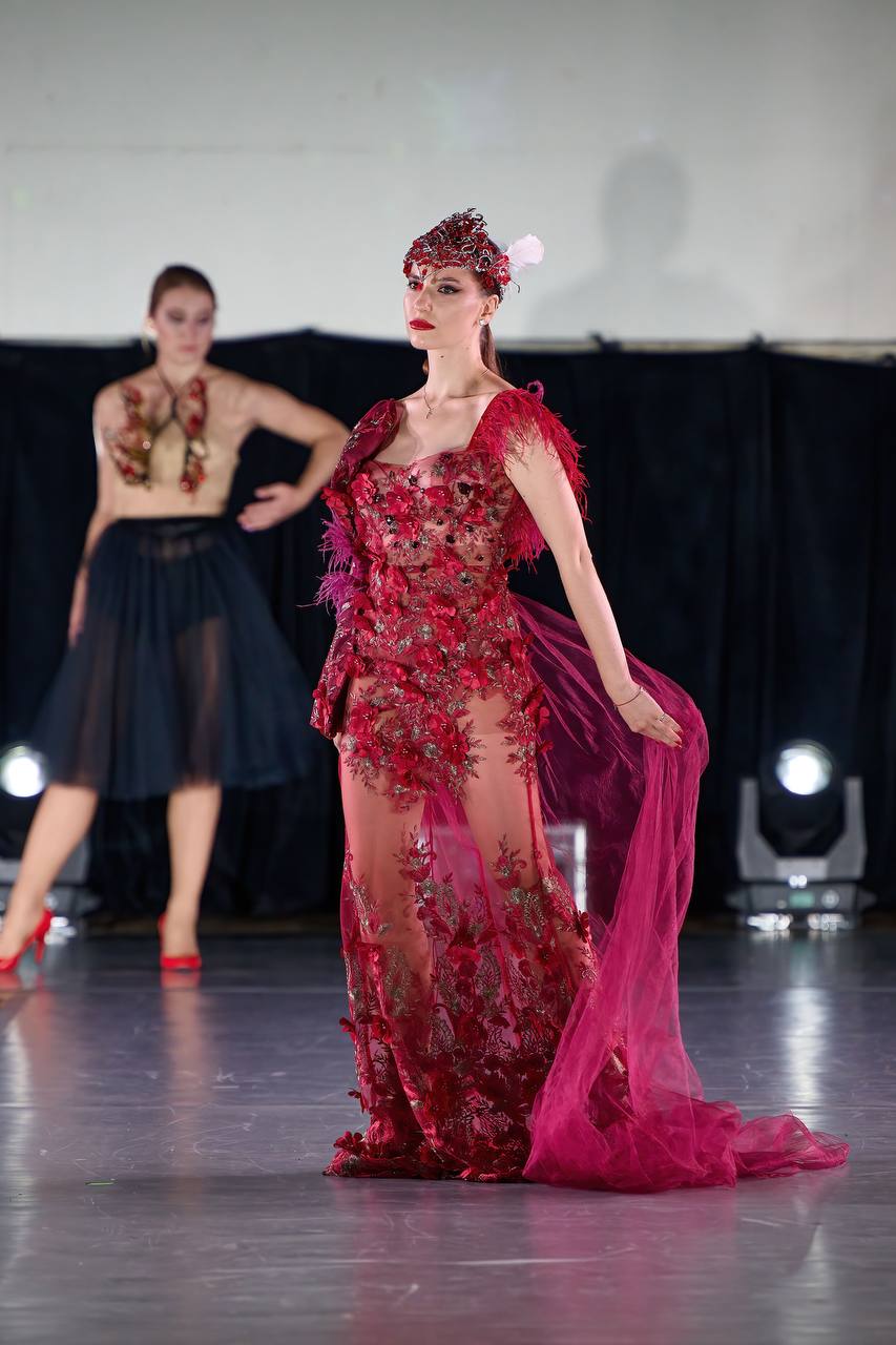 Несколько дней назад в Москве завершился фестиваль Cosmos Fashion Week, на котором прошел показ украшений дизайнера аксессуаров из Владимира Евгении Хреновой. И он буквально превратился в театральную постановку!