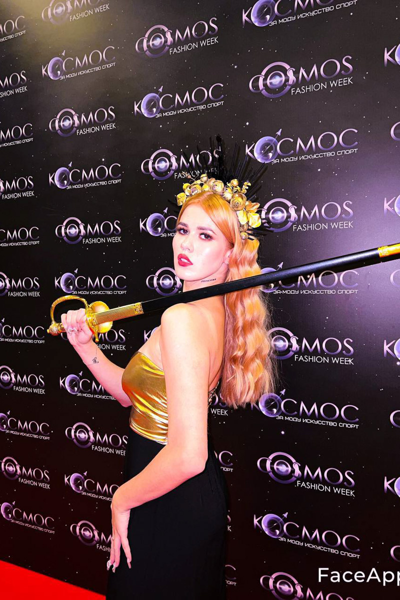 Несколько дней назад в Москве завершился фестиваль Cosmos Fashion Week, на котором прошел показ украшений дизайнера аксессуаров из Владимира Евгении Хреновой. И он буквально превратился в театральную постановку!