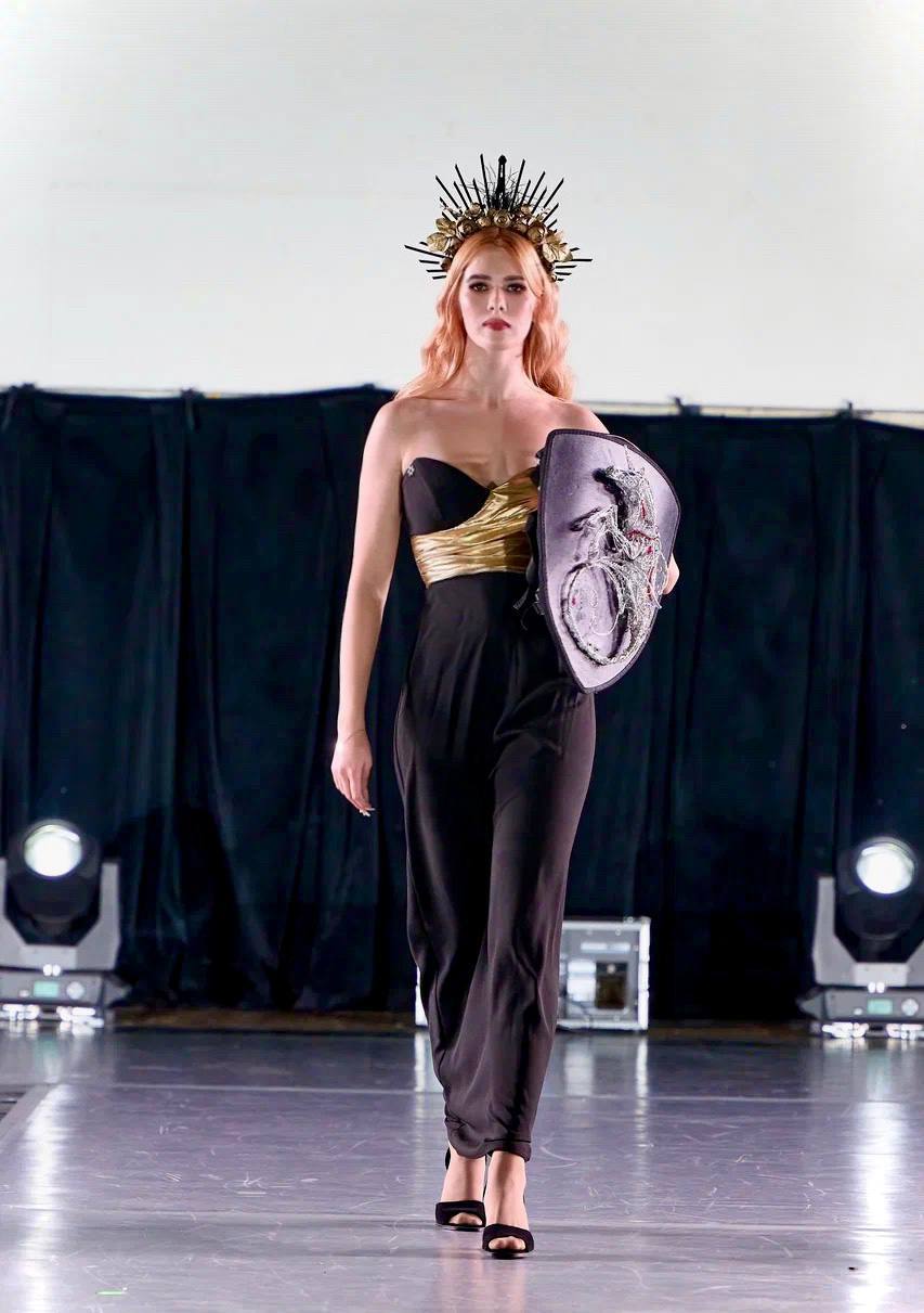 Несколько дней назад в Москве завершился фестиваль Cosmos Fashion Week, на котором прошел показ украшений дизайнера аксессуаров из Владимира Евгении Хреновой. И он буквально превратился в театральную постановку!