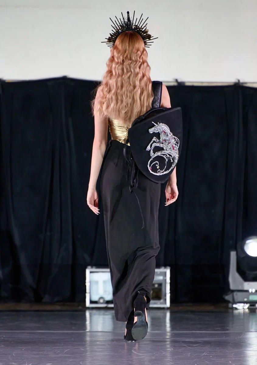 Несколько дней назад в Москве завершился фестиваль Cosmos Fashion Week, на котором прошел показ украшений дизайнера аксессуаров из Владимира Евгении Хреновой. И он буквально превратился в театральную постановку!