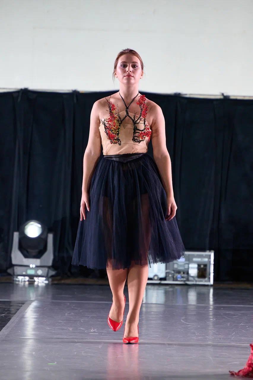 Несколько дней назад в Москве завершился фестиваль Cosmos Fashion Week, на котором прошел показ украшений дизайнера аксессуаров из Владимира Евгении Хреновой. И он буквально превратился в театральную постановку!