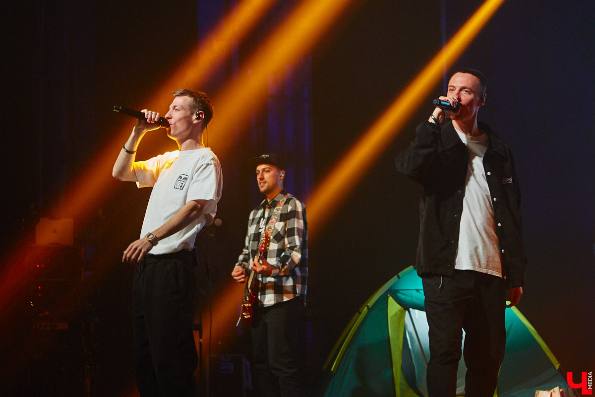 В концертном зале Art Hall группу Dabro встретила самая разная публика. На сцене музыканты организовали всё так, чтобы владимирцы погрузились в атмосферу юности: двор многоэтажки, компания лучших друзей и песни под гитару допоздна.