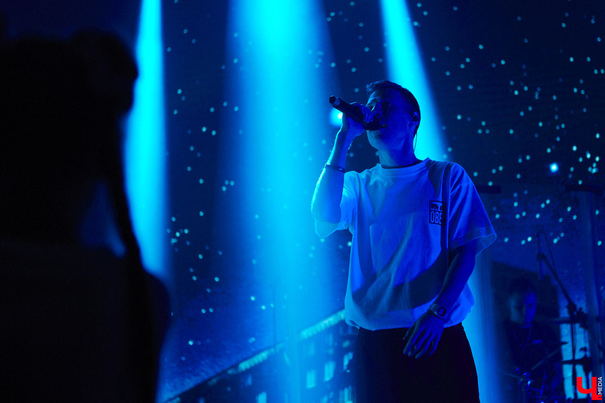 В концертном зале Art Hall группу Dabro встретила самая разная публика. На сцене музыканты организовали всё так, чтобы владимирцы погрузились в атмосферу юности: двор многоэтажки, компания лучших друзей и песни под гитару допоздна.