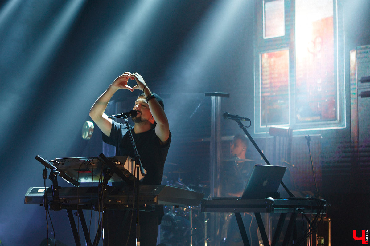 В концертном зале Art Hall группу Dabro встретила самая разная публика. На сцене музыканты организовали всё так, чтобы владимирцы погрузились в атмосферу юности: двор многоэтажки, компания лучших друзей и песни под гитару допоздна.