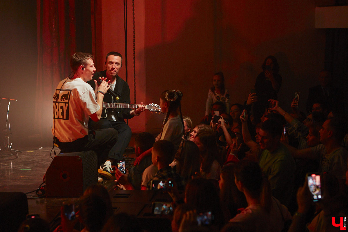 В концертном зале Art Hall группу Dabro встретила самая разная публика. На сцене музыканты организовали всё так, чтобы владимирцы погрузились в атмосферу юности: двор многоэтажки, компания лучших друзей и песни под гитару допоздна.