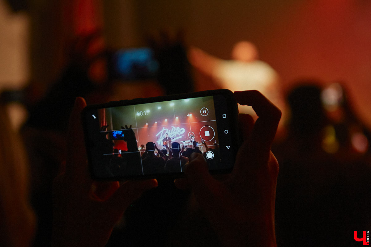 В концертном зале Art Hall группу Dabro встретила самая разная публика. На сцене музыканты организовали всё так, чтобы владимирцы погрузились в атмосферу юности: двор многоэтажки, компания лучших друзей и песни под гитару допоздна.