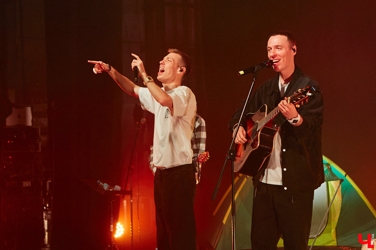 В концертном зале Art Hall группу Dabro встретила самая разная публика. На сцене музыканты организовали всё так, чтобы владимирцы погрузились в атмосферу юности: двор многоэтажки, компания лучших друзей и песни под гитару допоздна.