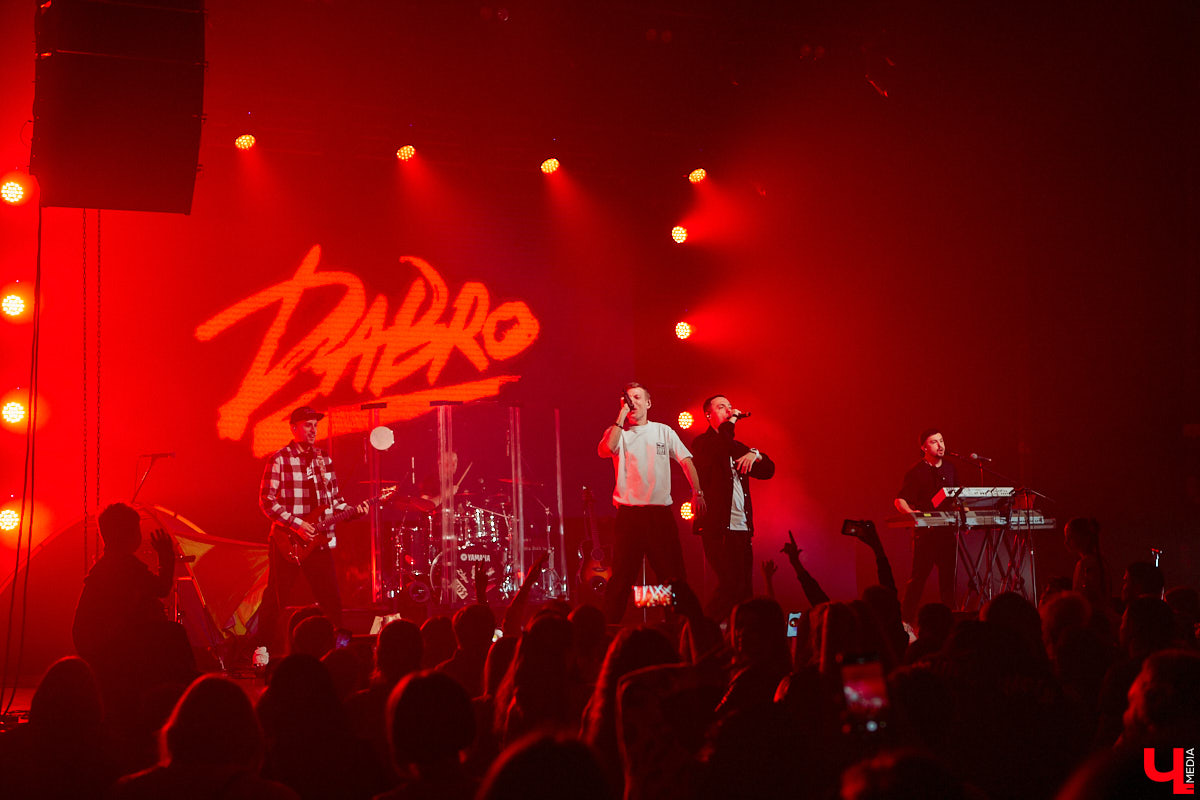 В концертном зале Art Hall группу Dabro встретила самая разная публика. На сцене музыканты организовали всё так, чтобы владимирцы погрузились в атмосферу юности: двор многоэтажки, компания лучших друзей и песни под гитару допоздна.