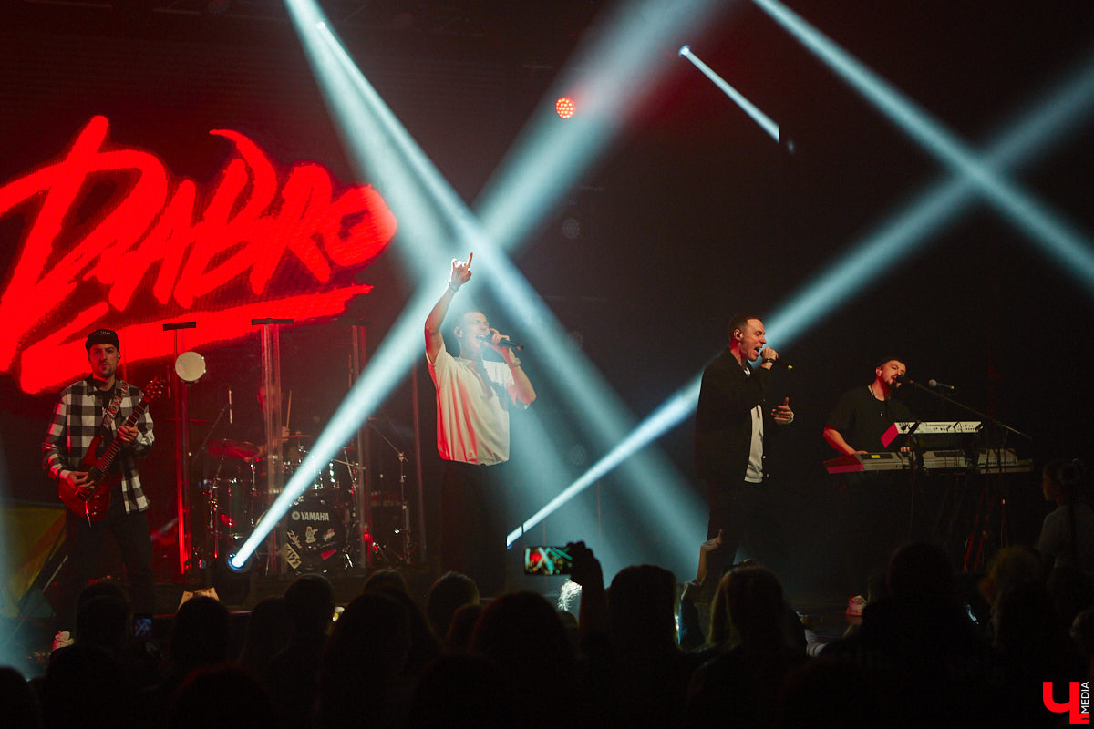 В концертном зале Art Hall группу Dabro встретила самая разная публика. На сцене музыканты организовали всё так, чтобы владимирцы погрузились в атмосферу юности: двор многоэтажки, компания лучших друзей и песни под гитару допоздна.