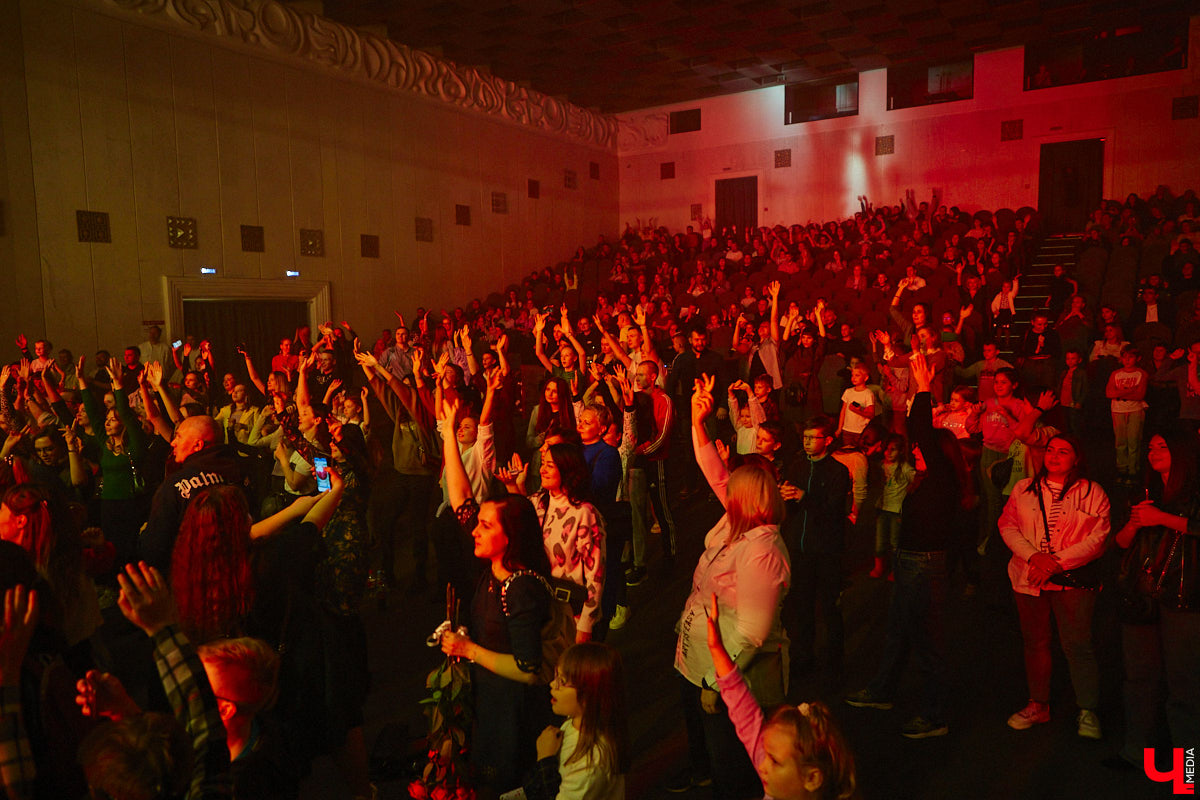 В концертном зале Art Hall группу Dabro встретила самая разная публика. На сцене музыканты организовали всё так, чтобы владимирцы погрузились в атмосферу юности: двор многоэтажки, компания лучших друзей и песни под гитару допоздна.