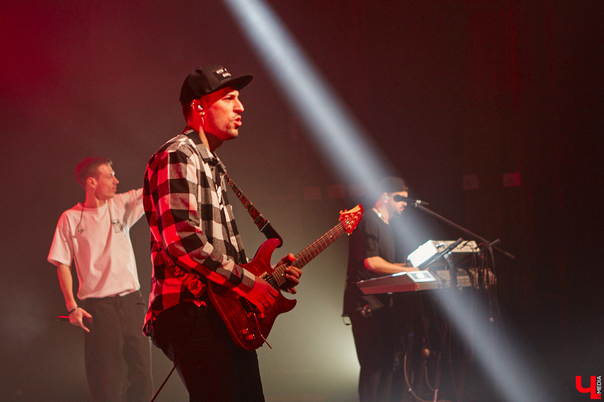 В концертном зале Art Hall группу Dabro встретила самая разная публика. На сцене музыканты организовали всё так, чтобы владимирцы погрузились в атмосферу юности: двор многоэтажки, компания лучших друзей и песни под гитару допоздна.