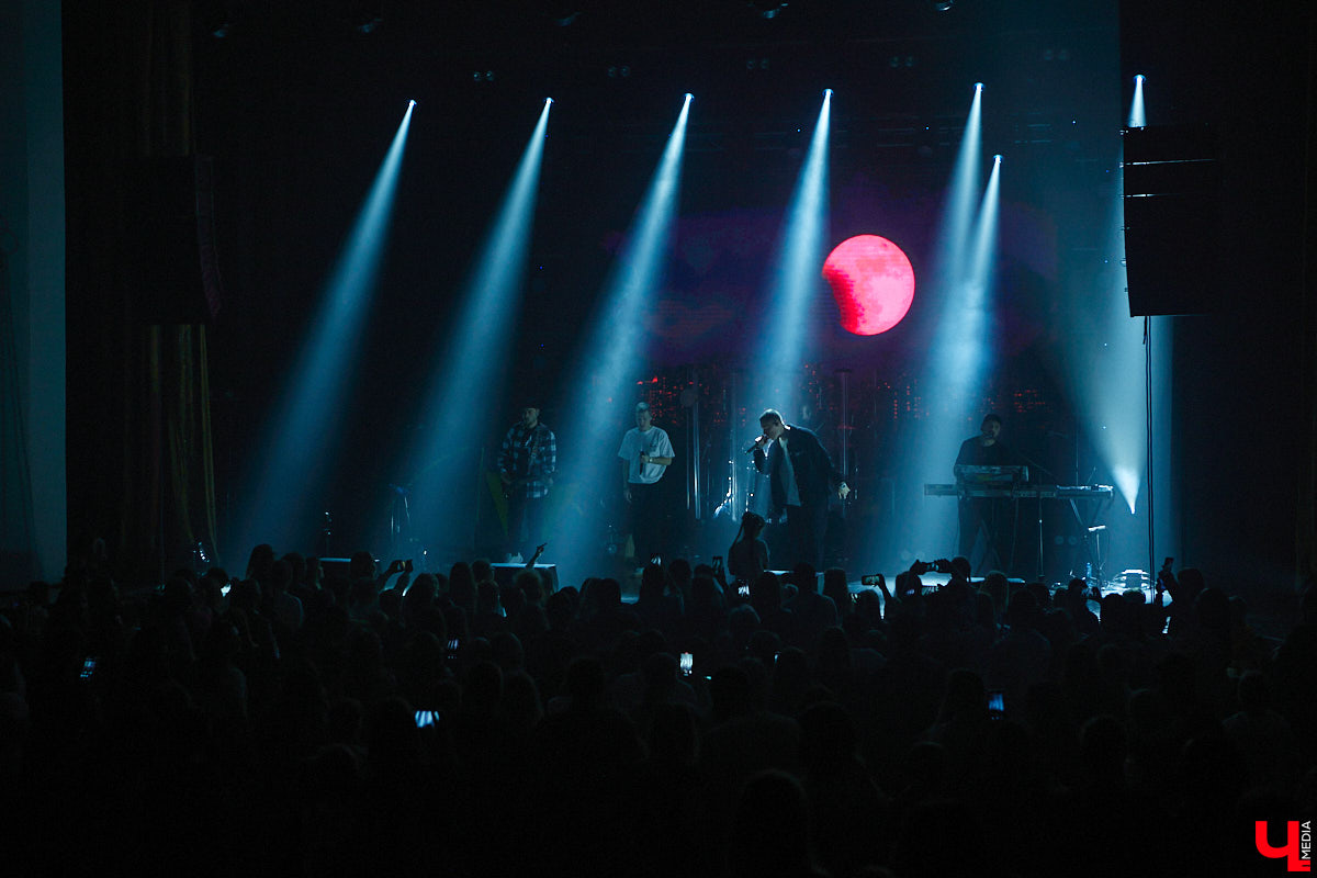 В концертном зале Art Hall группу Dabro встретила самая разная публика. На сцене музыканты организовали всё так, чтобы владимирцы погрузились в атмосферу юности: двор многоэтажки, компания лучших друзей и песни под гитару допоздна.