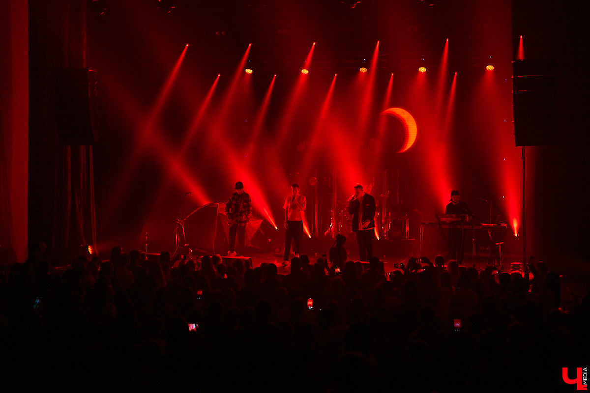 В концертном зале Art Hall группу Dabro встретила самая разная публика. На сцене музыканты организовали всё так, чтобы владимирцы погрузились в атмосферу юности: двор многоэтажки, компания лучших друзей и песни под гитару допоздна.