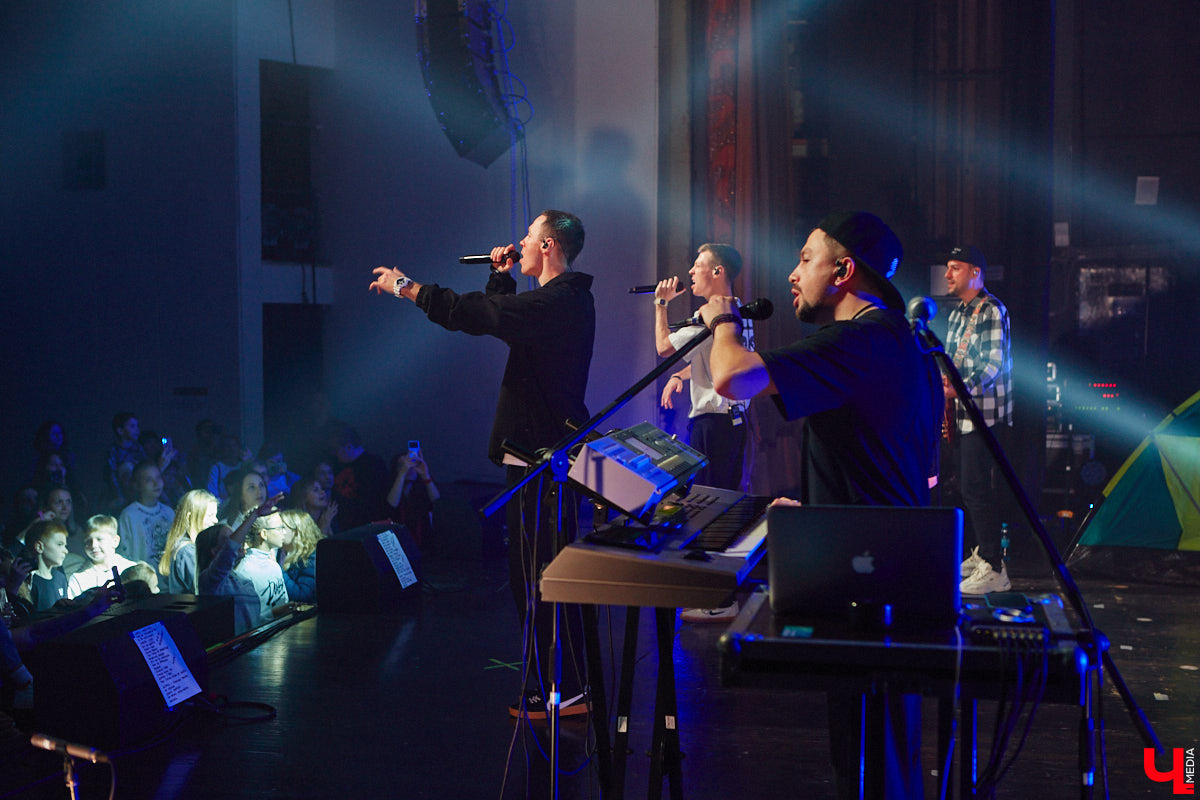 В концертном зале Art Hall группу Dabro встретила самая разная публика. На сцене музыканты организовали всё так, чтобы владимирцы погрузились в атмосферу юности: двор многоэтажки, компания лучших друзей и песни под гитару допоздна.