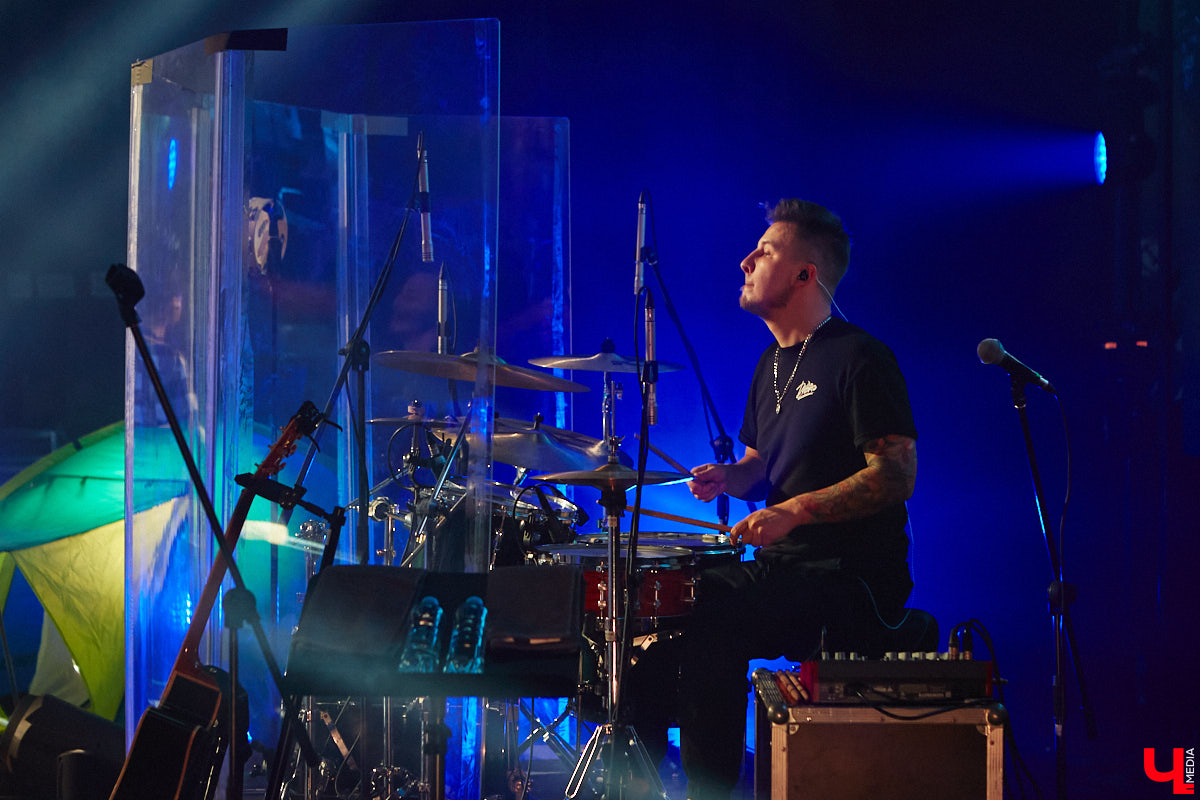 В концертном зале Art Hall группу Dabro встретила самая разная публика. На сцене музыканты организовали всё так, чтобы владимирцы погрузились в атмосферу юности: двор многоэтажки, компания лучших друзей и песни под гитару допоздна.