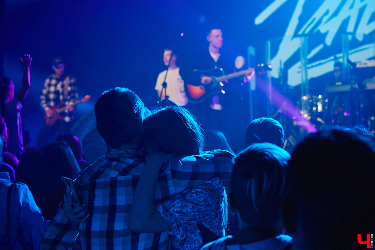 В концертном зале Art Hall группу Dabro встретила самая разная публика. На сцене музыканты организовали всё так, чтобы владимирцы погрузились в атмосферу юности: двор многоэтажки, компания лучших друзей и песни под гитару допоздна.