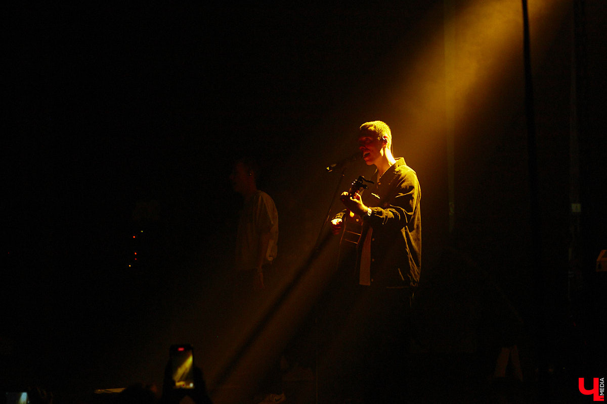 В концертном зале Art Hall группу Dabro встретила самая разная публика. На сцене музыканты организовали всё так, чтобы владимирцы погрузились в атмосферу юности: двор многоэтажки, компания лучших друзей и песни под гитару допоздна.