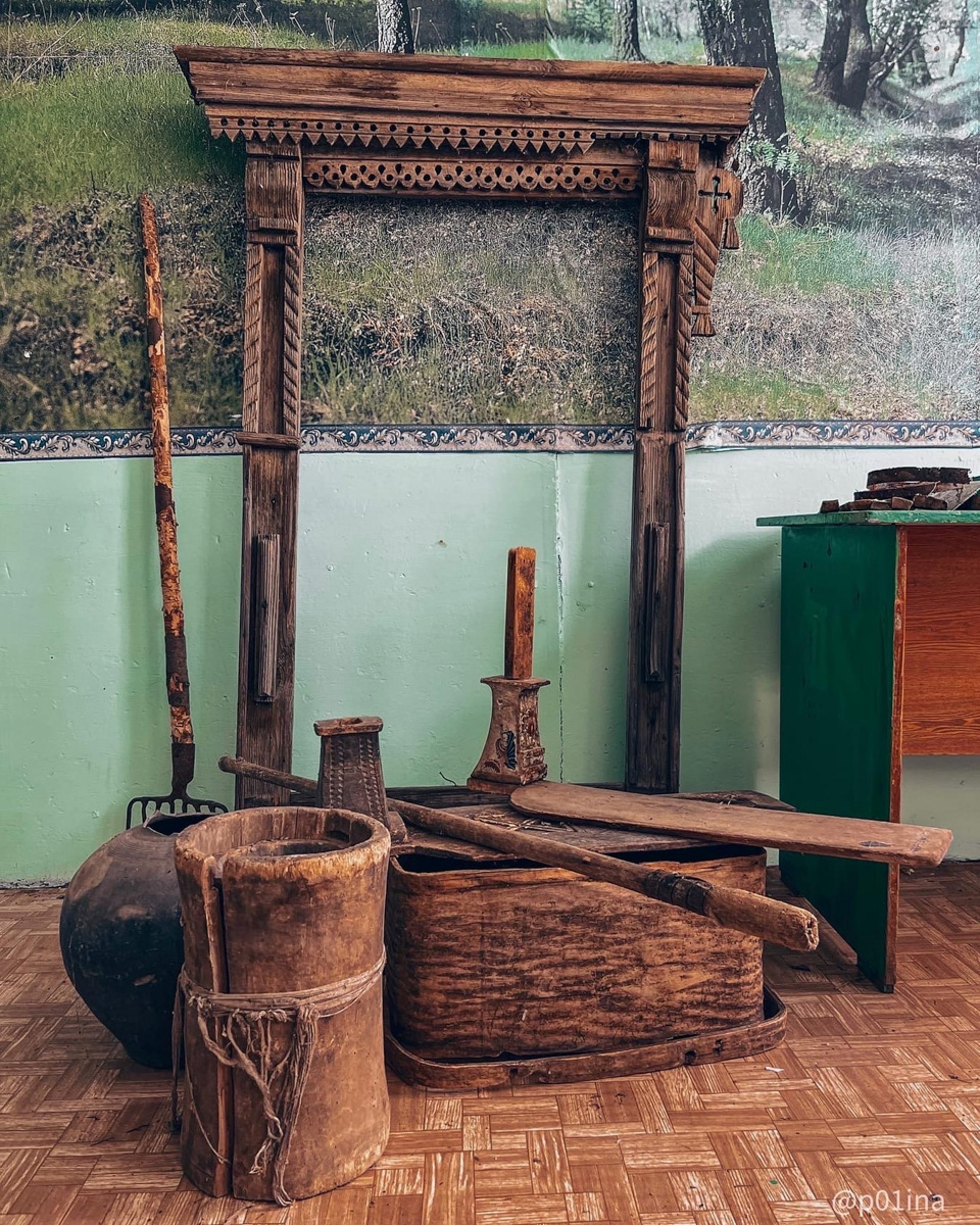 В этой заброшенной сельской школе вечные каникулы – ни учеников, ни учителей. Но зато множество артефактов ушедших эпох мирно доживают свой век. Блогер Лина Резник поделилась с нами фоторепортажем из Вязниковского района.