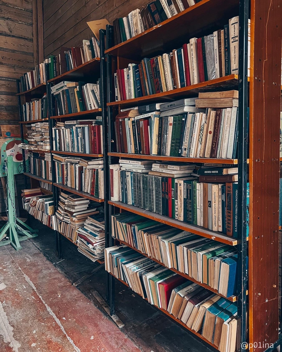 В этой заброшенной сельской школе вечные каникулы – ни учеников, ни учителей. Но зато множество артефактов ушедших эпох мирно доживают свой век. Блогер Лина Резник поделилась с нами фоторепортажем из Вязниковского района.