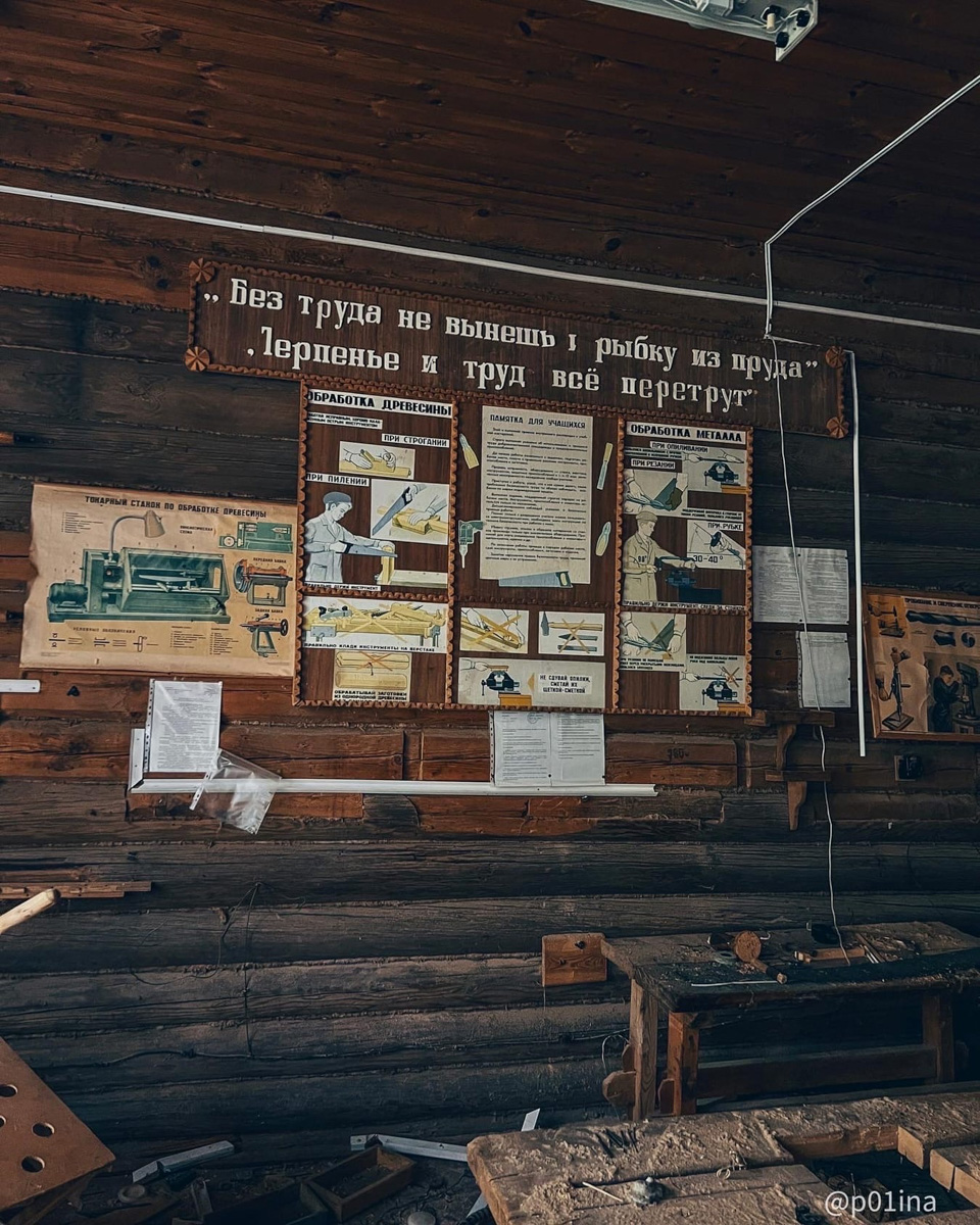 В этой заброшенной сельской школе вечные каникулы – ни учеников, ни учителей. Но зато множество артефактов ушедших эпох мирно доживают свой век. Блогер Лина Резник поделилась с нами фоторепортажем из Вязниковского района.