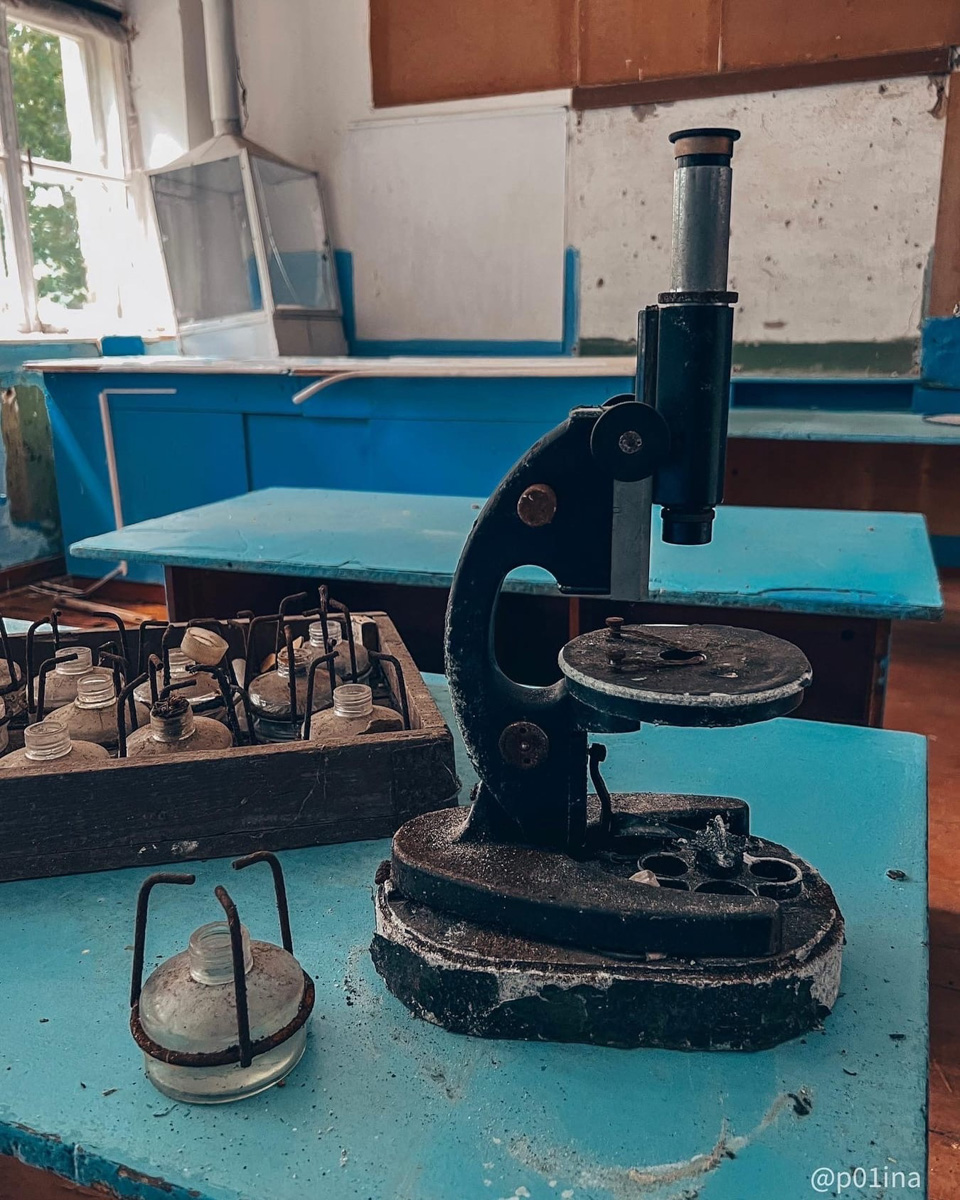 В этой заброшенной сельской школе вечные каникулы – ни учеников, ни учителей. Но зато множество артефактов ушедших эпох мирно доживают свой век. Блогер Лина Резник поделилась с нами фоторепортажем из Вязниковского района.