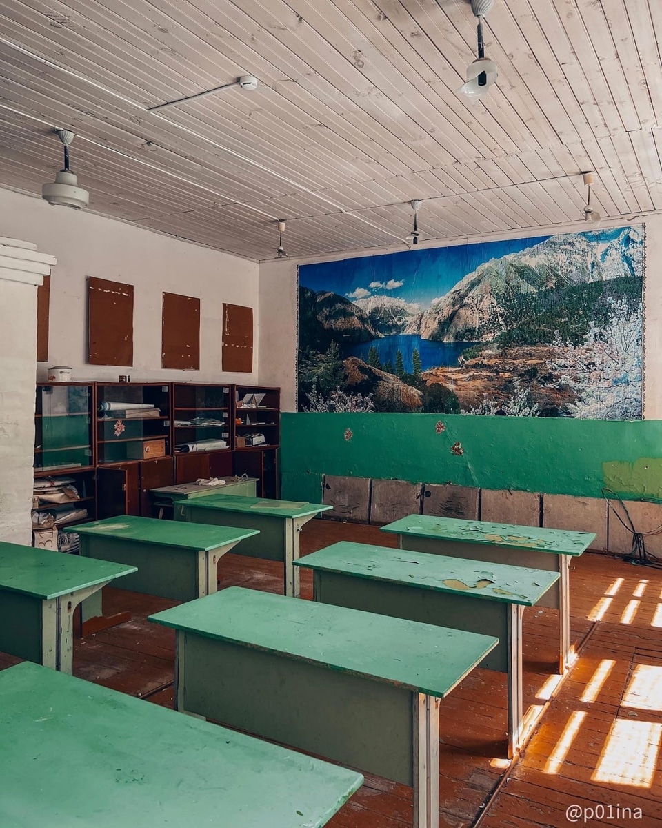 В этой заброшенной сельской школе вечные каникулы – ни учеников, ни учителей. Но зато множество артефактов ушедших эпох мирно доживают свой век. Блогер Лина Резник поделилась с нами фоторепортажем из Вязниковского района.