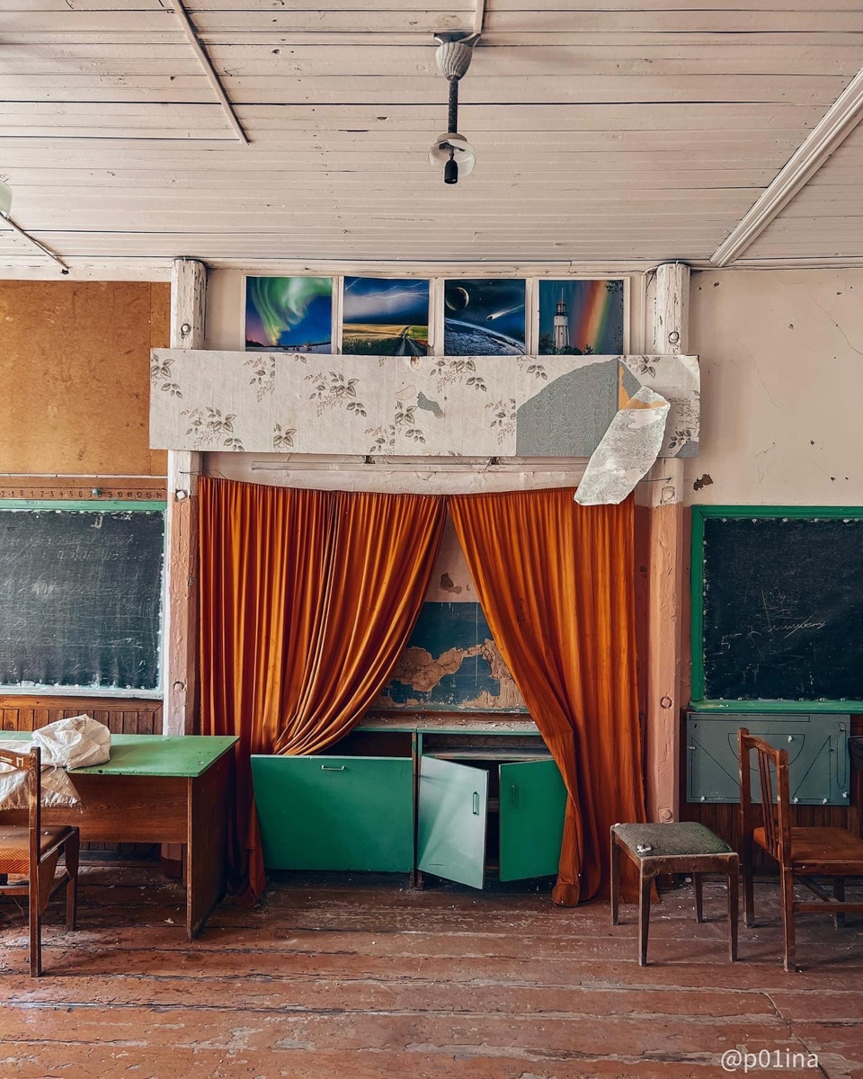 В этой заброшенной сельской школе вечные каникулы – ни учеников, ни учителей. Но зато множество артефактов ушедших эпох мирно доживают свой век. Блогер Лина Резник поделилась с нами фоторепортажем из Вязниковского района.